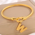 Gouden gedraaide armband met letter W hanger en veilige U-vormige sluiting - Gouden Armband Letter W