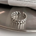 Detail eines silbernen Rings mit Ährenmuster und Webstruktur auf Metallschale - Weizenstruktur Offener Ring (JZ0030)