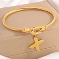 Gouden kabelarmband met een hoefijzersluiting en een getextureerde X-vormige hanger - Gouden Armband Letter X