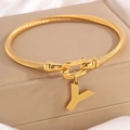 Gouden kabelarmband met hoefijzergesp en getextureerde letter Y-bedel hanger - Gouden Armband Letter Y
