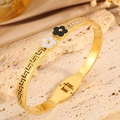 Detail of gold-plated stainless steel bracelet with Greek key pattern and floral zircon - Great Wall Pattern Flower Style / Gold