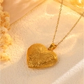 Makroaufnahme einer Vintage-Herz-Medaillon-Halskette mit floraler Gravur und Goldfinish - Herz Rankenblumen-Stil