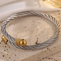 Bracelet jonc torsadé en acier pour homme avec embouts filetés dorés et détails raffinés - Gold Ends Silver