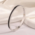 Macro-detail van gepolijste roestvrijstalen armband met zwarte emaille inleg en zijsluiting - Zwart Emaille Zilveren Armband