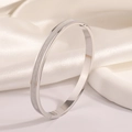 Detailopname van een zilveren roestvrijstalen armband met grijze marmeren inleg - Wit Emaille Zilveren Armband