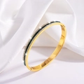 Détail du bracelet rigide doré en titane avec zircons vert émeraude et cristaux blancs - Style à deux Rangées de Pierres / Vert