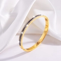 Détail d'un bracelet jonc doré en titane avec pierres violettes sur soie blanche - Style à deux Rangées de Pierres / Violet