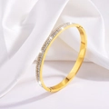 Détail d'un bracelet en titane doré avec double rangée de zircons sur soie blanche - Style à deux Rangées de Pierres / Blanc