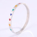 Bracelet jonc en acier inoxydable argenté avec cœurs en émail coloré et fermoir - Cœur Argenté
