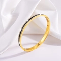 Gros plan d'un bracelet en acier titane doré avec pierres noires et zircons pavés - Style à deux Rangées de Pierres / Noir