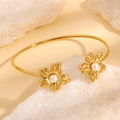 Bracelet jonc en acier inoxydable doré avec fleurs délicates et détails perles - Bracelet Fleur Perle Or
