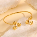Gouden roestvrijstalen armband met driebladige bloemen en witte parelaccenten - Gouden kunstmatige parel drie-bloemblad armband