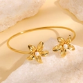 Elegante vergulde open armband met dubbel bloemontwerp en witte parels in het midden - Gouden kunstmatige parel vijf-bloemblad armband