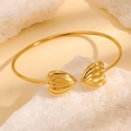 Elegante vergulde open armband met een getextureerd hart en schelpvormig ontwerp - Gouden gestreept hart armband