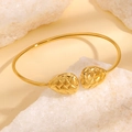 Gouden roestvrijstalen open armband met getextureerde druppelvormige uiteinden op steen - Gouden geweven druppel armband