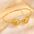 Minimalistische gouden roestvrijstalen open armband met geribbelde druppelvormige uiteinden - Gouden Honingraat Armring