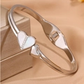 Detalle del brazalete corazón plateado con nácar blanco incrustado y piedras de circonita - Estilo de Corazón con Diamantes / Plateado