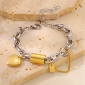 Vue détaillée du bracelet bicolore en acier inoxydable avec breloque cœur doré - Bracelet / Cœur Bicolore avec Chaîne