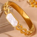 Detalle del brazalete de acero bañado en oro 18K con incrustación hexagonal de nácar - Brazalete de Concha Rombo Dorado