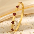 Bracelet jonc en acier doré avec cœur en émail rouge sur socle en pierre chic - Or Rouge Émail Cœur Bracelet