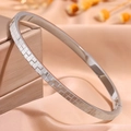 Bracelet en acier titane argenté avec motif quadrillé gravé et fermoir sécurisé - Style Texture Gaufre / 4mm / Argent