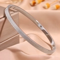 Bracciale rigido in acciaio al titanio argento con trama a nido d'ape incisa fine - Stile Nido d'Ape / 4mm / Argento