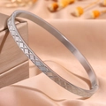 Bracciale rigido in acciaio argento con cerniera e motivo geometrico a rombi inciso - Stile Rombo / 4mm / Argento