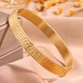 Bracciale rigido in acciaio al titanio dorato con motivo a coccodrillo e chiusura a cerniera - Stile Texture Irregolare / 8mm / Oro