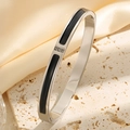 Bracelet jonc en acier inoxydable argenté avec émail noir et trois pierres de zircone cubique - Émail Noir Trois Strass Bracelet (Argent)