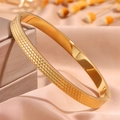 Bracciale rigido dorato in acciaio al titanio con motivo a nido d'ape e chiusura a cerniera - Stile Nido d'Ape / 8mm / Oro