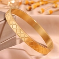 Bracciale rigido aperto in acciaio al titanio dorato con elegante motivo geometrico - Stile Rombo / 8mm / Oro