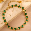 Gros plan d'un bracelet cœur doré avec pierres vertes et fermoir mousqueton réglable - Or Zircone Verte