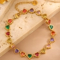 Détail du bracelet doré avec gemmes multicolores en forme de cœur et chaîne de réglage longue - Or Zircone Multicolore
