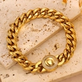 Vue détaillée du bracelet gourmette doré avec fermoir rond serti de zircons brillants - Or Fermoir Rond Zircone (NK)