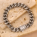 Détail d'un bracelet gourmette argenté avec un fermoir boîte orné de strass brillants - Acier Fermoir Triple Rangée Zircone (NK)