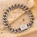 Détail du bracelet gourmette avec boucle carrée sertie de zircons étincelants - Acier Fermoir Double Carré Zircone (NK)