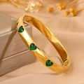 Bracelet jon jonc doré en acier inoxydable avec trois pierres vertes en forme de cœur - Or Cœur Zircone Verte