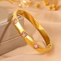 Bracelet élégant en acier inoxydable doré avec trois gemmes roses en forme de cœur - Or Cœur Zircone Rose