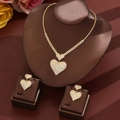 Detalle del elegante conjunto de collar y pendientes de doble corazón dorado con cristales - Collar y Pendientes (1201) / Dorado