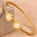 Bracelet torsadé en acier inoxydable doré avec un détail de breloque étoile blanche - Style Rond Octogramme Blanc
