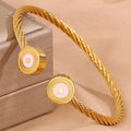 Bracelet jonc doré torsadé avec extrémités en émail rose et étoile sur boîte à bijoux - Style Rond Octogramme Rose