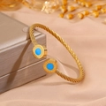 Bracelet torsadé en acier doré avec breloques bleues et motifs de clé grecque ciselés - Style Rond Pierre Bleue Rune