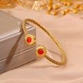 Bracelet jonc en câble d'acier doré avec charmes rouges et motif clé grecque - Style Rond Pierre Rouge Rune