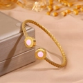 Bracelet câble doré orné d'un médaillon rose avec motif de clé grecque traditionnelle - Style Rond Pierre Rose Rune