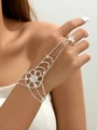 Pulsera de anillo para novia con flores plateadas y cristales brillantes en la mano - Solo Pulsera De Mano / Plateado