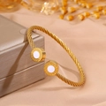 Bracelet torsadé doré avec motif de méandres grecs et incrustation blanche - Style Rond Pierre Blanche Rune