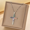 Detailopname van een kruishanger met gekleurde zirkonia op een luxe geschenkverpakking - Zilver (NP0022)