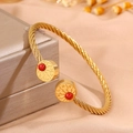 Bracelet câble doré orné de perles rouges et de breloques soleil gravées - Style Rond Rayon de Soleil Rouge