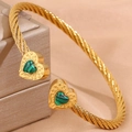 Bracelet torsadé doré avec breloques en forme de cœur et incrustation de malachite verte - Cœur Soleil Rayures Vertes (SZ833-1-1)