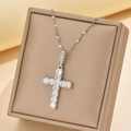 Detail van zilveren kruisketting met zirkonia steentjes in een luxe sieradendoosje - Zilver (NP0024)